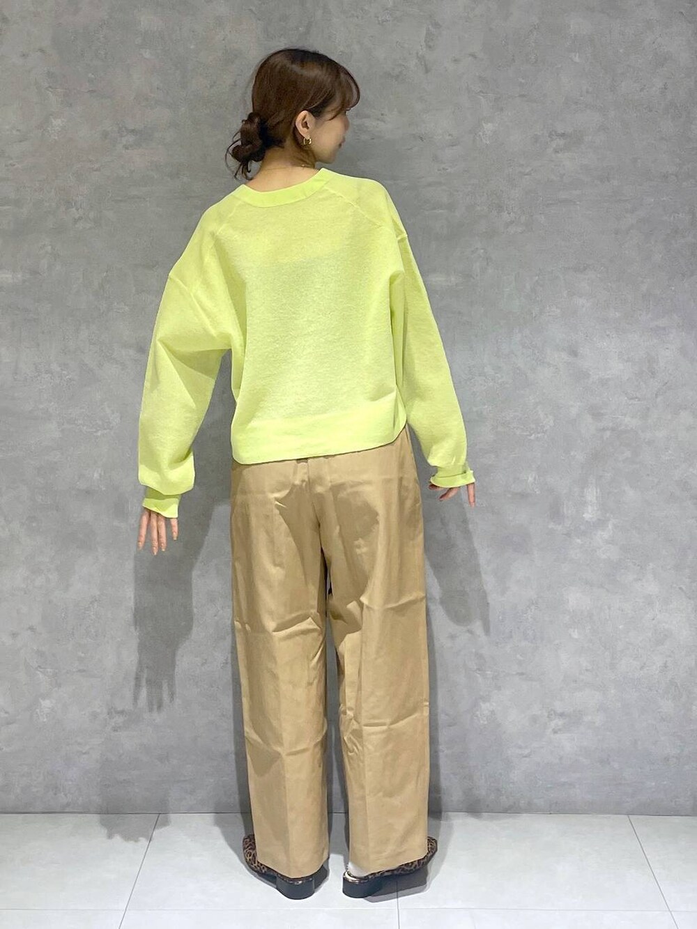 ブラウン系のチノパンツ、ブラウン系のパンプス、グリーン系のカーディガン/ボレロを着用したレディースの春コーディネートの4枚目の写真