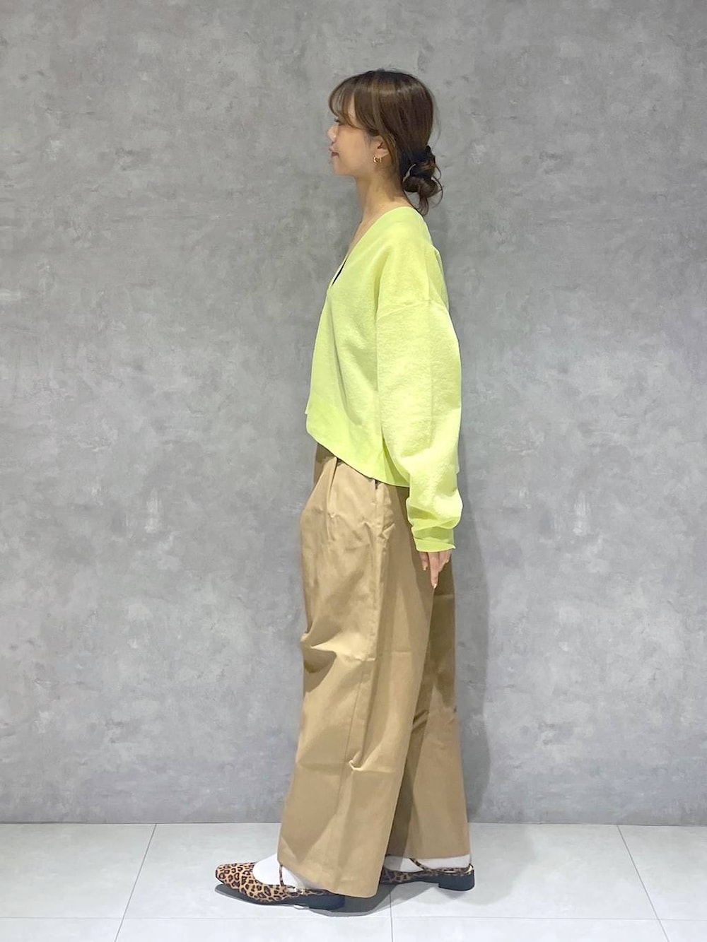 ブラウン系のチノパンツ、ブラウン系のパンプス、グリーン系のカーディガン/ボレロを着用したレディースの春コーディネートの3枚目の写真