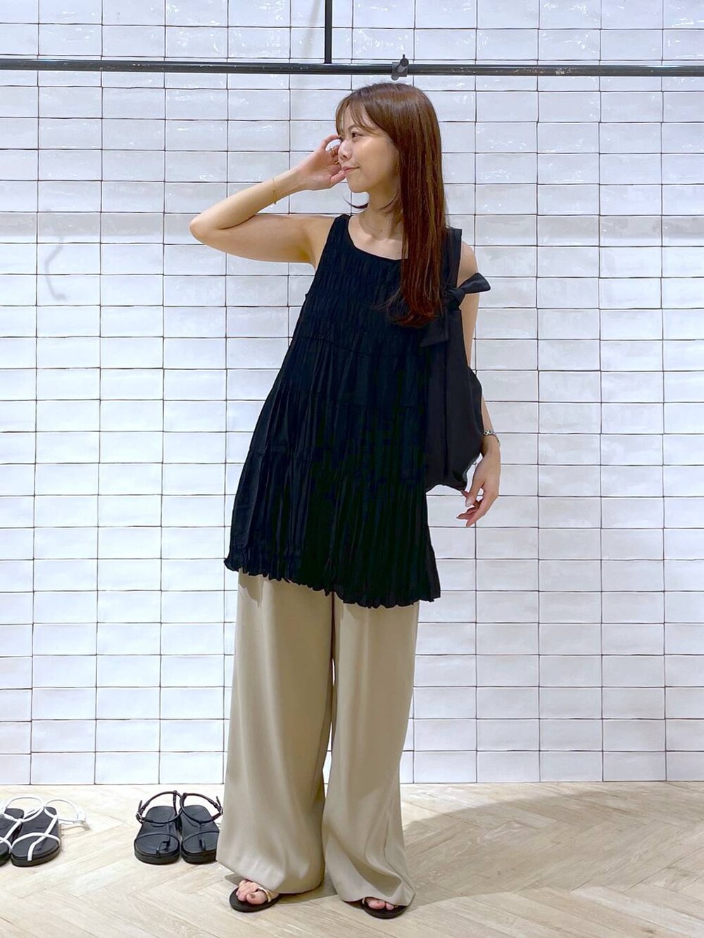 「きれいめ、着痩せ、カジュアル、休日コーデ、デート/ロマンティック、夏コーデ、旅行、apart by lowrys、シンプルコーデ、大人カジュアル」｜「A part byのイージーストレートパンツ（スラックス、ベージュ系）」を使った、RYOKOさん（レディース・158cm）の夏コーディネートの2枚目の写真