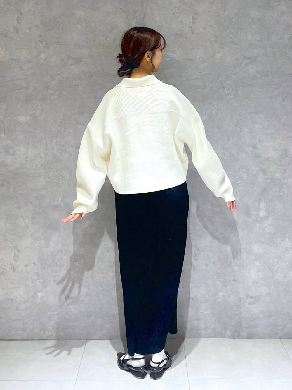 ブラック系のパンプス、ブラック系のスカート、ホワイト系のTシャツ/カットソーを着用したレディースの春コーディネートの4枚目の写真