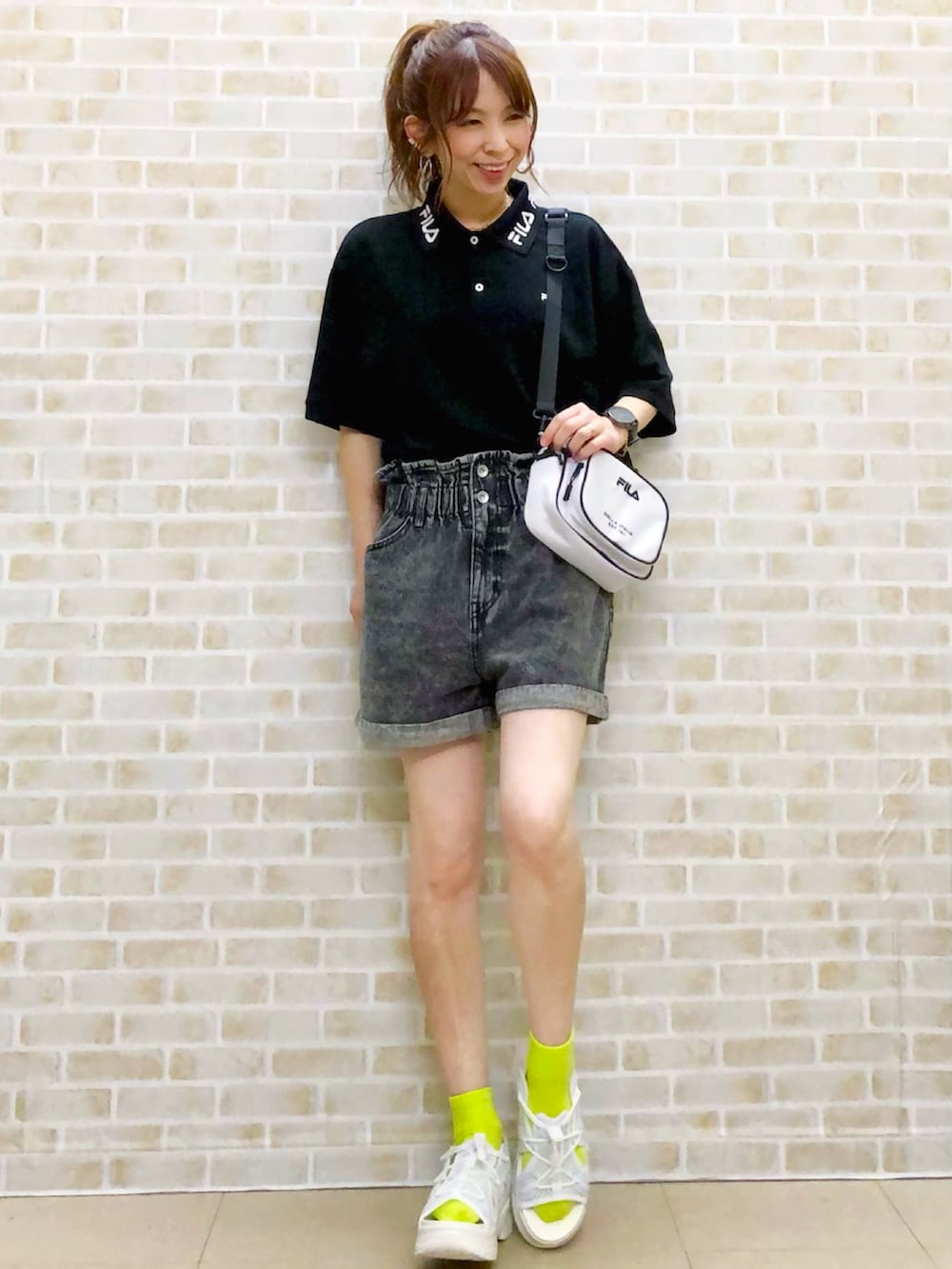 ブラック系のトップス、ブラック系のその他パンツ、ホワイト系のサンダルを着用したレディースの夏コーディネートの2枚目の写真