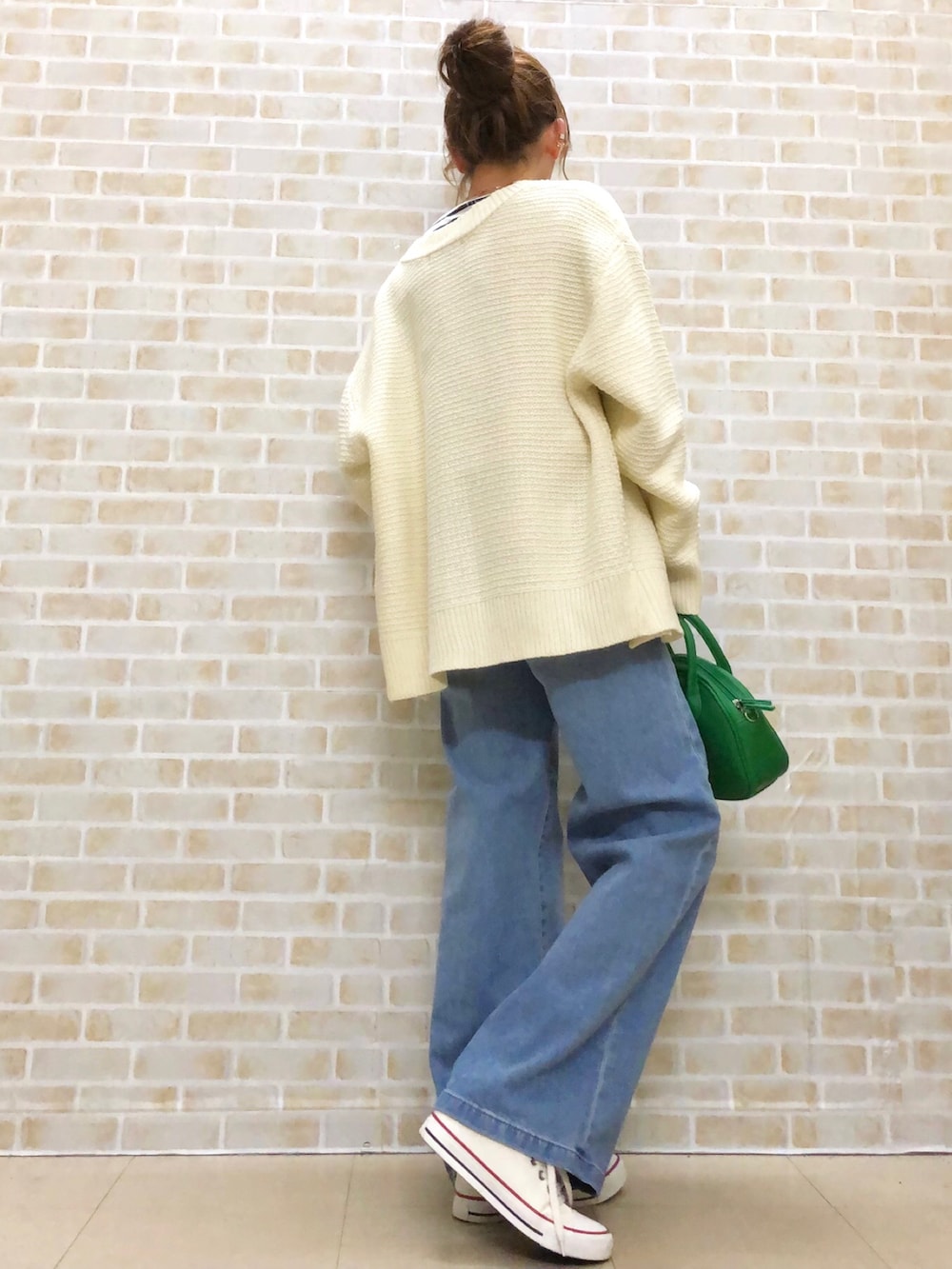 グリーン系のショルダーバッグ、ブルー系のTシャツ/カットソー、ホワイト系のカーディガン/ボレロを着用したレディースの春コーディネートの3枚目の写真