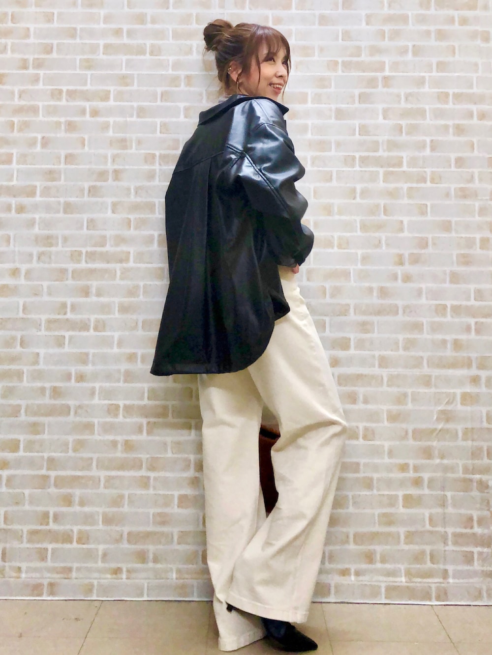 ブラック系のシャツ/ブラウス、グレー系のTシャツ/カットソー、ホワイト系のデニムパンツを着用したレディースの秋コーディネートの2枚目の写真