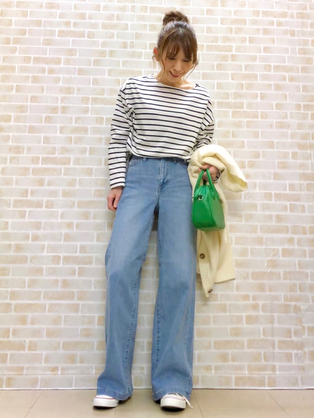 グリーン系のショルダーバッグ、ブルー系のTシャツ/カットソー、ホワイト系のカーディガン/ボレロを着用したレディースの春コーディネートの2枚目の写真