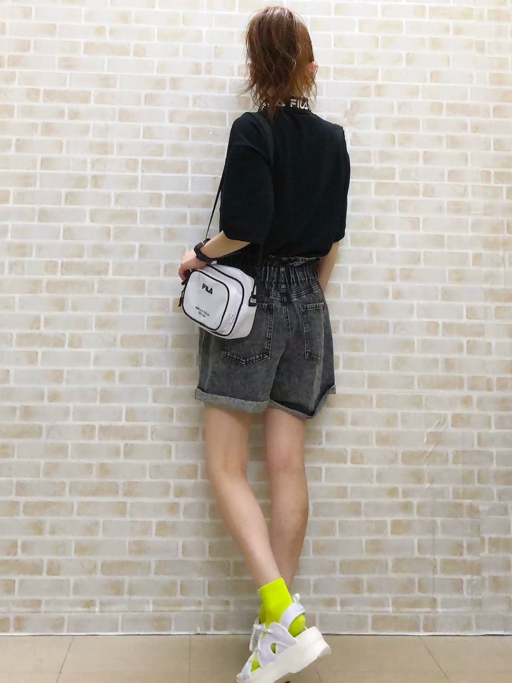 ブラック系のトップス、ブラック系のその他パンツ、ホワイト系のサンダルを着用したレディースの夏コーディネートの5枚目の写真