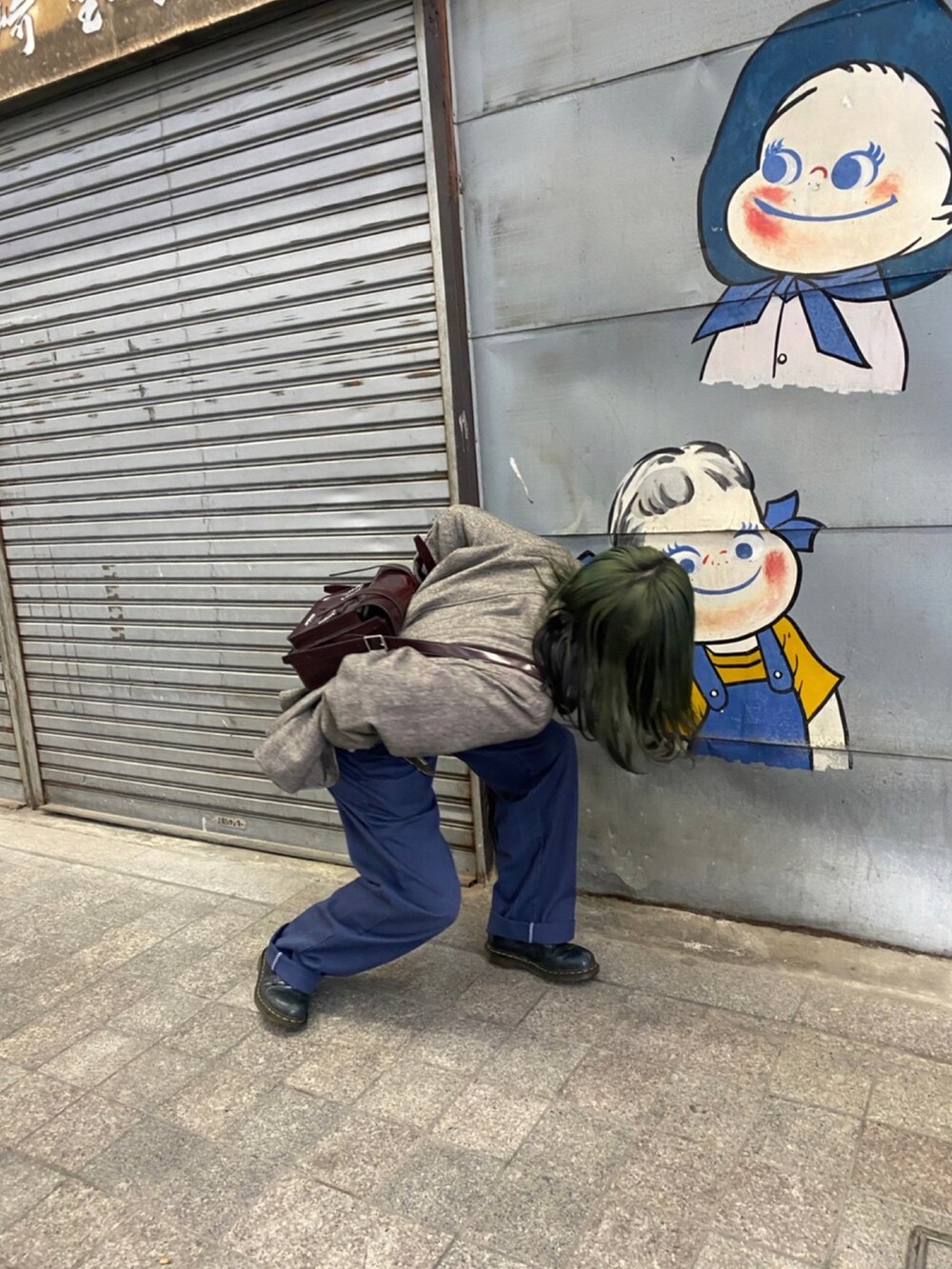 ブルー系のパンツ、ブラック系のジャージ、その他のシューズを着用したレディースの冬コーディネートの3枚目の写真