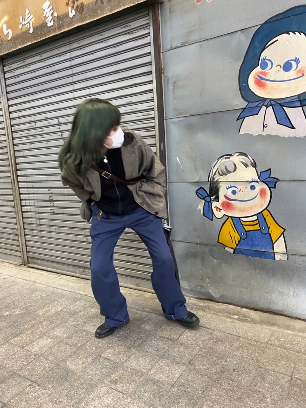 ブルー系のパンツ、ブラック系のジャージ、その他のシューズを着用したレディースの冬コーディネートの2枚目の写真