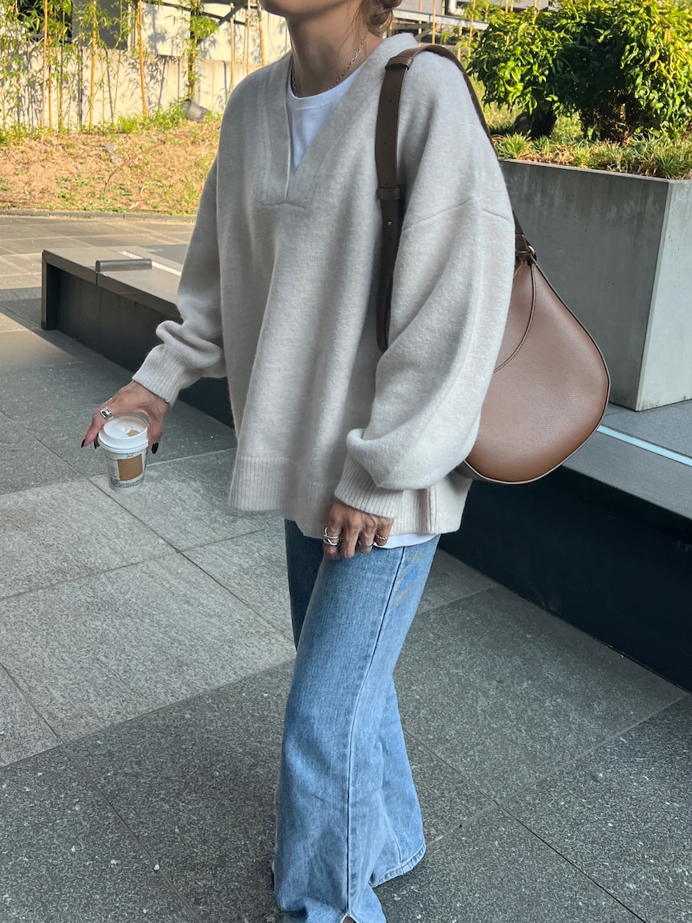 「秋のコーデ、カジュアルコーデ、大人コーデ」｜「Bonjour SaganのディープVネックニット（ニット/セーター、ホワイト系）」を使った、chii___ca♡さん（レディース・161cm）の秋コーディネートの2枚目の写真
