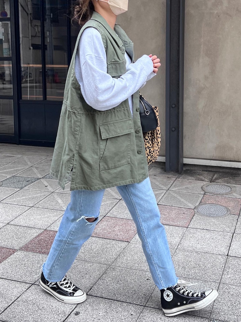 「春服、ラクチンコーデ、大人コーデ、カジュアル、コンバース、デニム」｜「Sugar spoonの・SUGAR SPOON ミリタリーベスト（その他アウター、グリーン系）」を使った、chii___ca♡さん（レディース・161cm）の春コーディネートの2枚目の写真