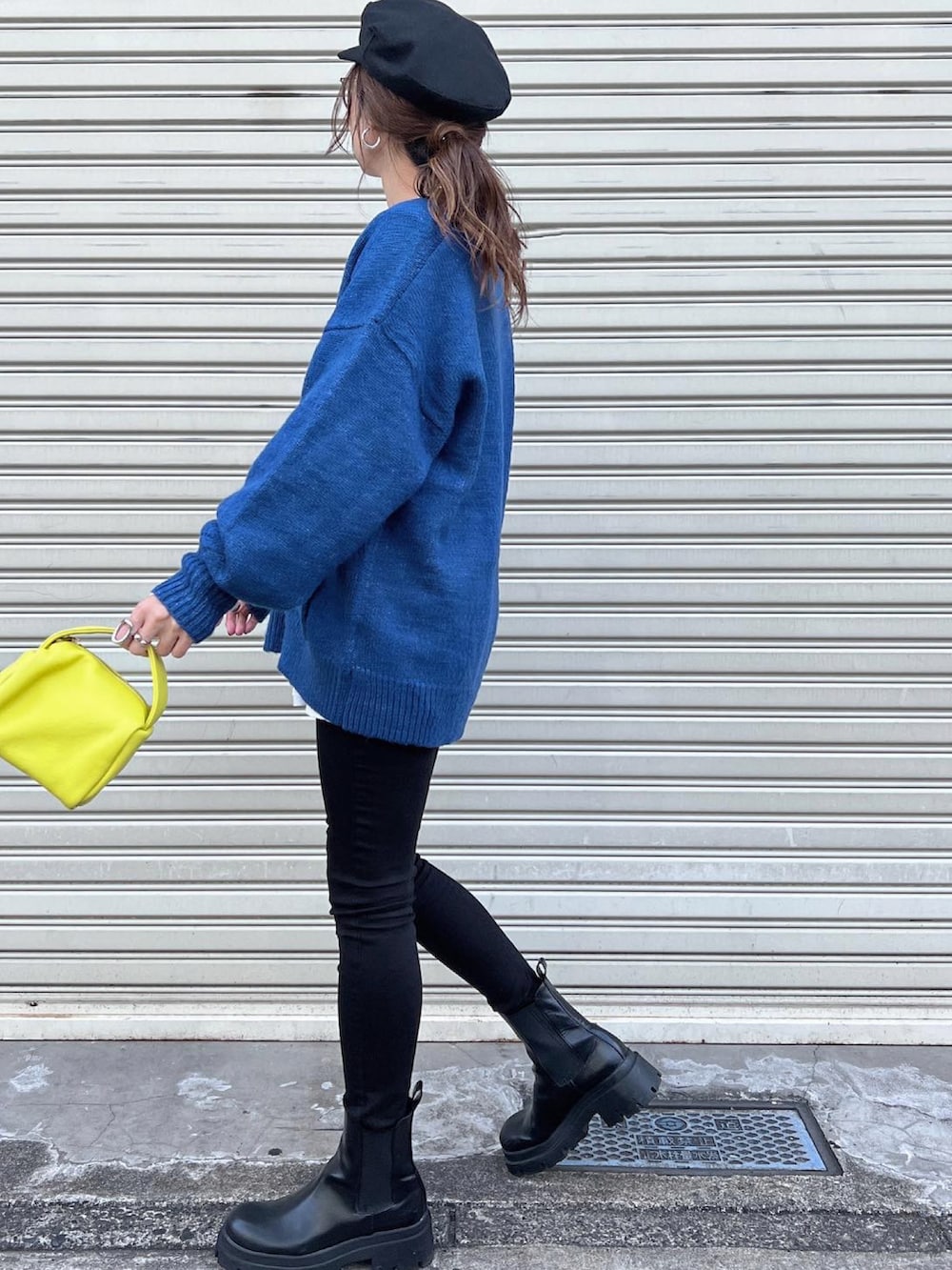 ブルー系のカーディガン/ボレロ、ブラック系のブーツ、イエロー系のバッグを着用したレディースの秋コーディネートの2枚目の写真
