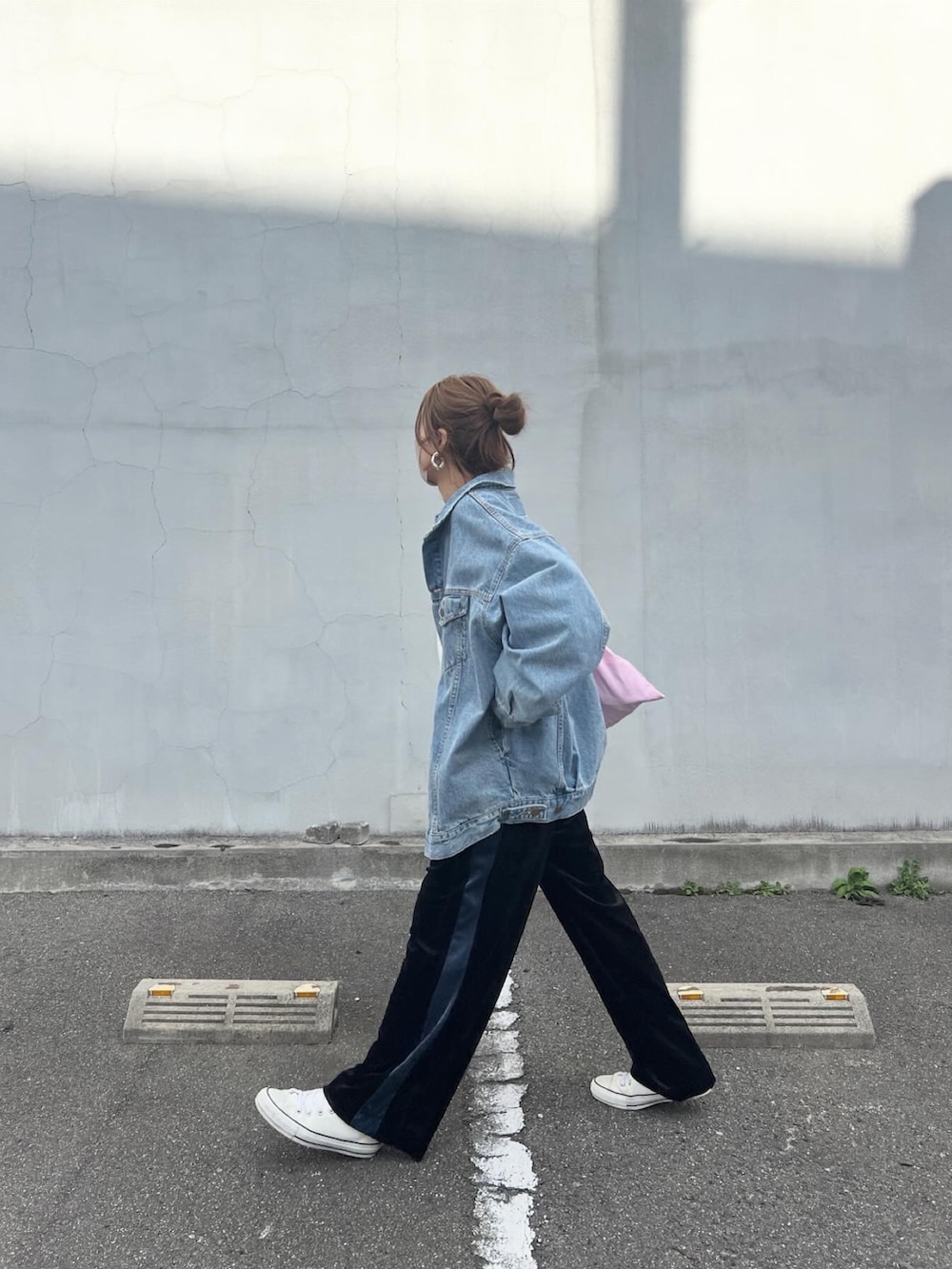 ブラック系のその他パンツ、ブルー系のデニムジャケットを着用したレディースの冬コーディネートの2枚目の写真