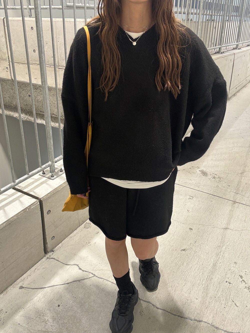 ブラック系のセットアップを着用したレディースの秋コーディネートの3枚目の写真