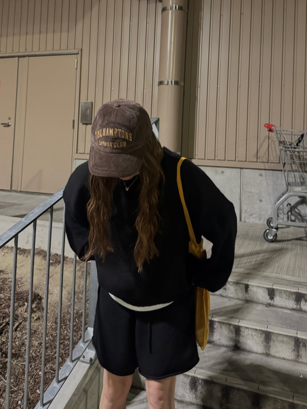 ブラック系のセットアップを着用したレディースの秋コーディネートの2枚目の写真