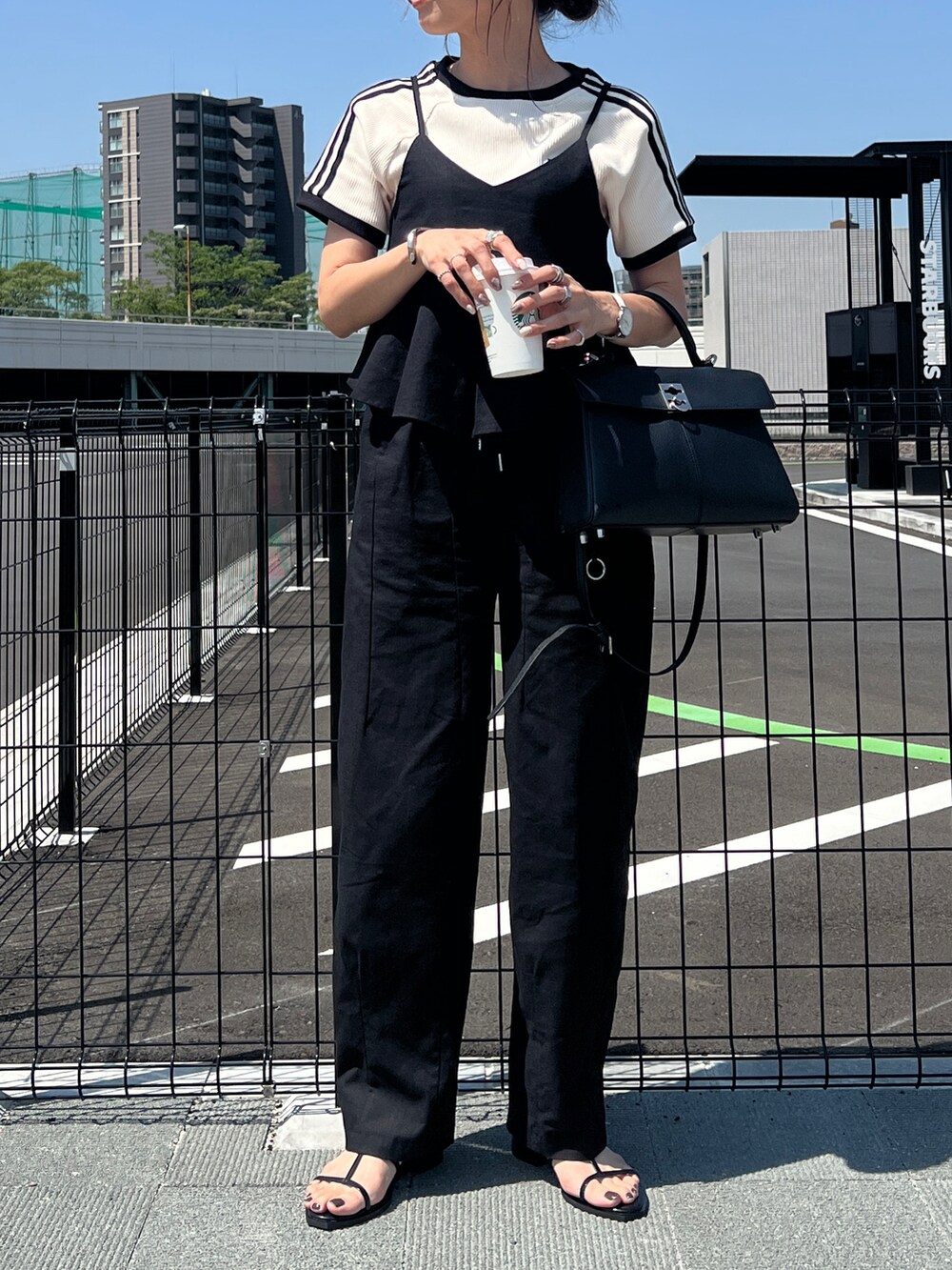 ブラック系のセットアップを着用したレディースの夏コーディネートの2枚目の写真