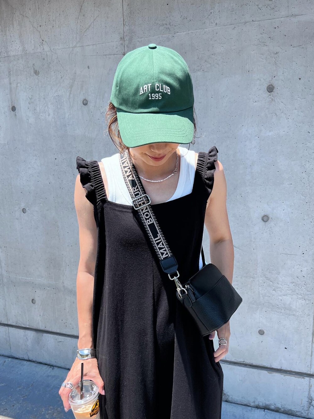 「シンプルコーデ、夏服、カジュアル、ラフコーデ、キャップ、カジュアルコーデ」｜「ISOOKのPoint frill sweat salopette / ポイントフリルスウェットサロペット（chiica select）（サロペット/オーバーオール、ブラック系）」を使った、chii___ca♡さん（レディース・161cm）の夏コーディネートの3枚目の写真