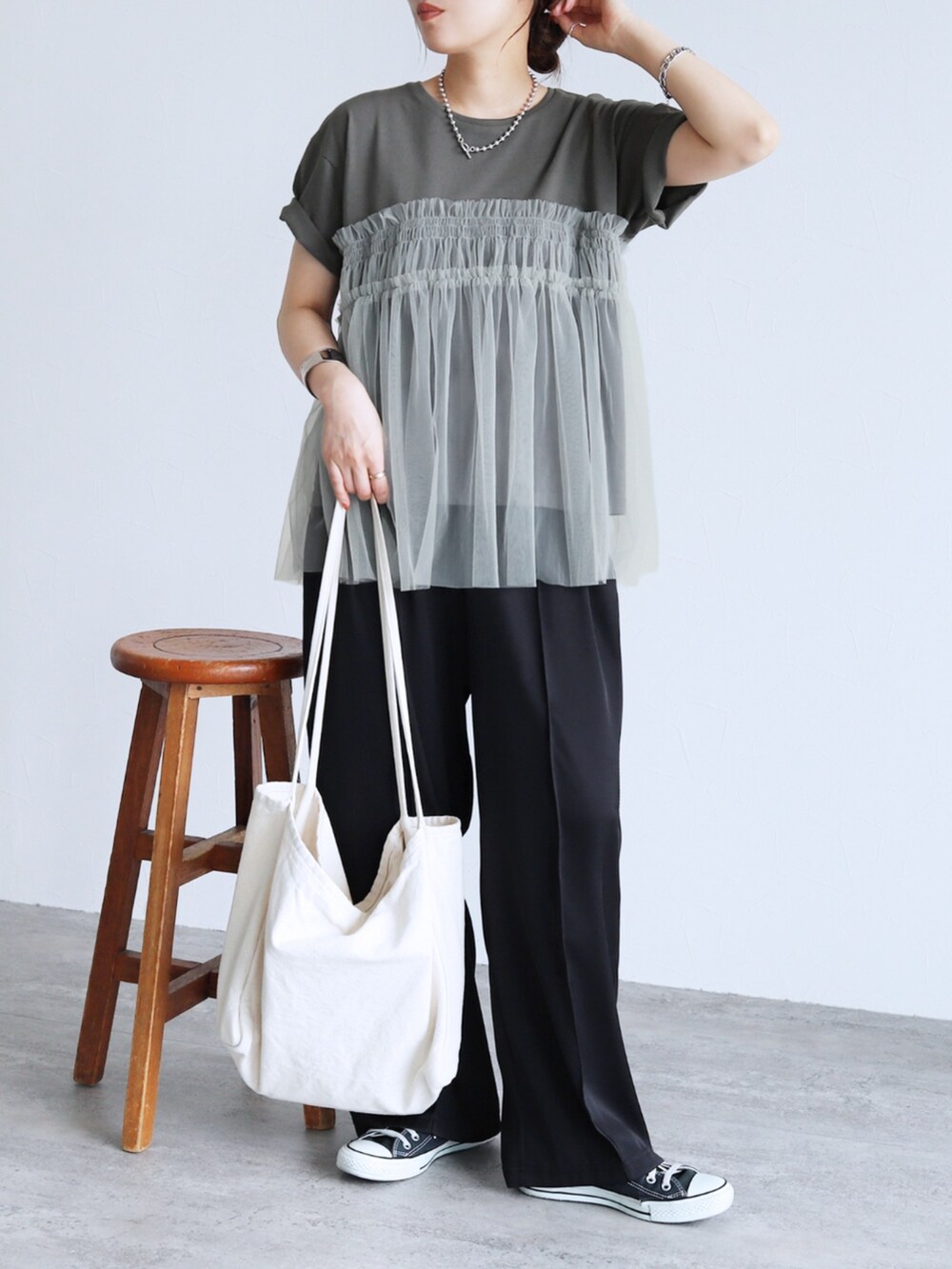 グレー系のTシャツ/カットソー、ブラック系のその他パンツを着用したレディースの夏コーディネートの2枚目の写真