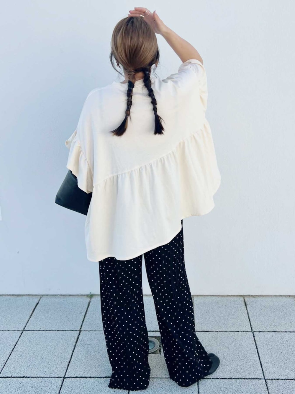 ホワイト系のTシャツ/カットソー、その他のその他パンツを着用したレディースの春コーディネートの2枚目の写真