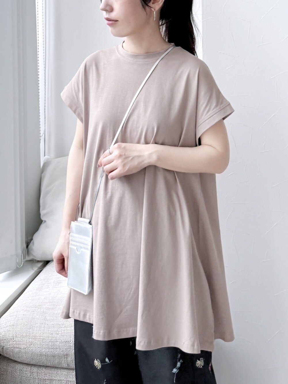 ブラック系のその他パンツ、ピンク系のTシャツ/カットソーを着用したレディースの春コーディネートの3枚目の写真