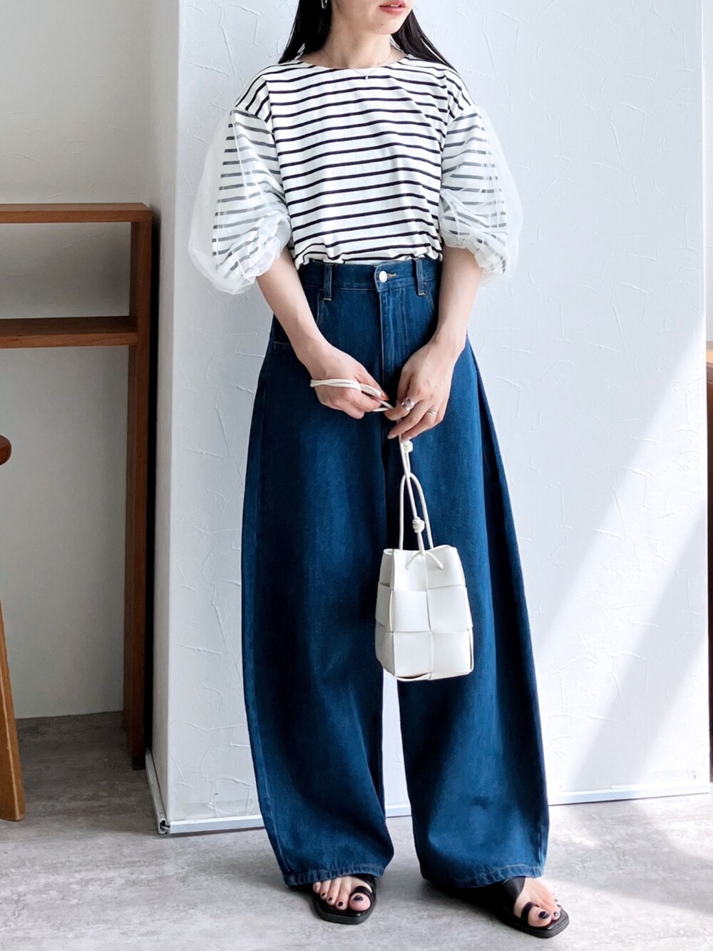 ホワイト系のTシャツ/カットソーを着用したレディースの春コーディネートの2枚目の写真