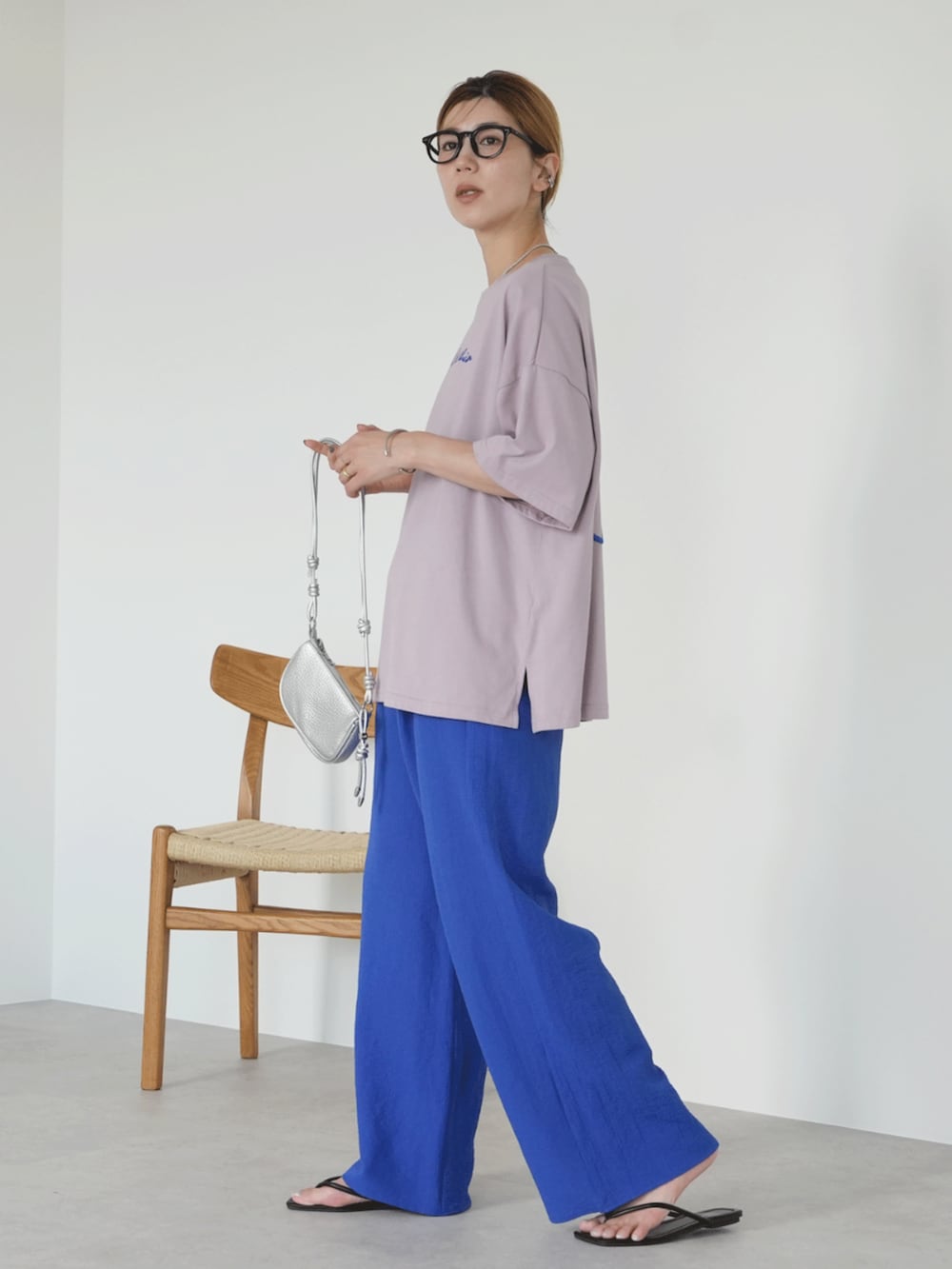 ブルー系のその他パンツ、ピンク系のTシャツ/カットソーを着用したレディースの夏コーディネートの2枚目の写真