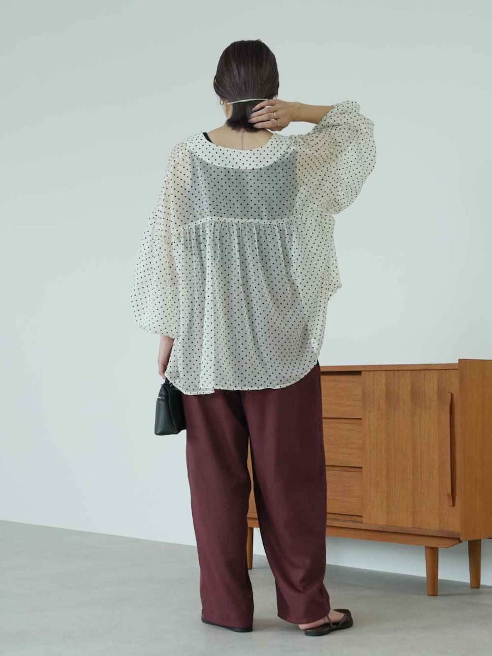ホワイト系のシャツ/ブラウス、レッド系のその他パンツを着用したレディースの秋コーディネートの2枚目の写真