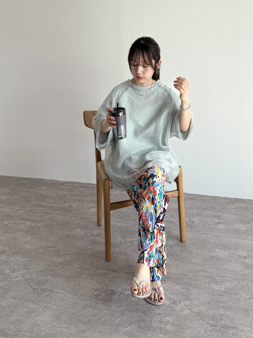 ホワイト系のその他パンツ、グリーン系のその他トップスを着用したレディースの夏コーディネートの2枚目の写真