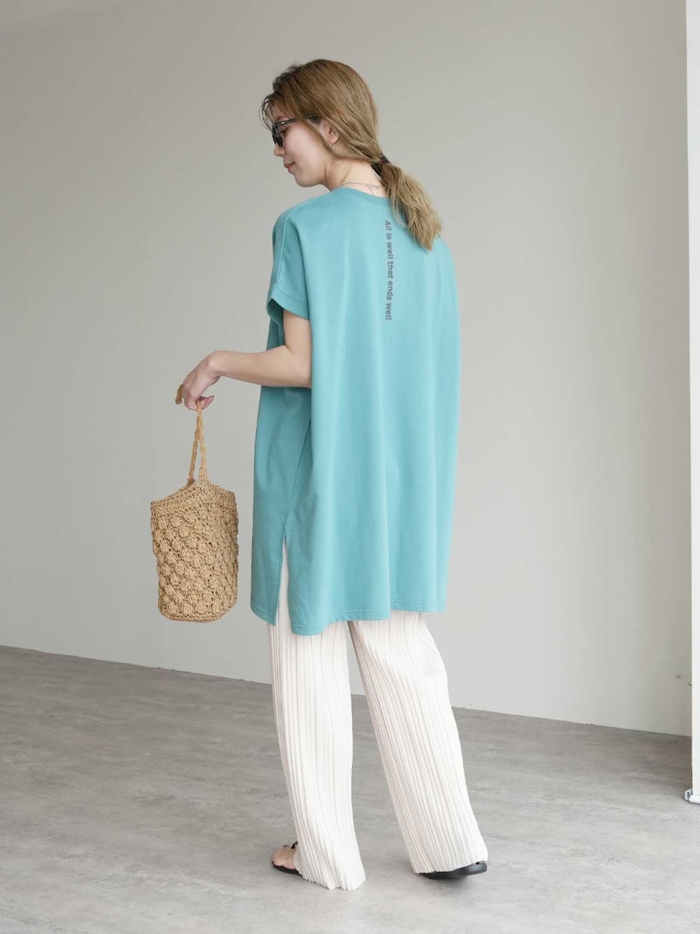 ホワイト系のその他パンツ、グリーン系のTシャツ/カットソーを着用したレディースの春コーディネートの2枚目の写真