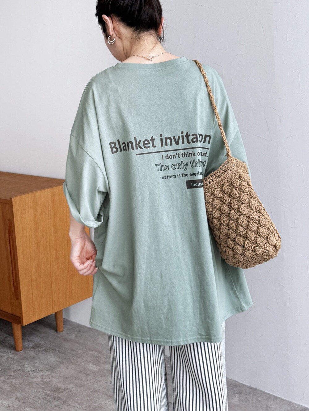 ブルー系のその他パンツ、グリーン系のTシャツ/カットソーを着用したレディースの春コーディネートの2枚目の写真