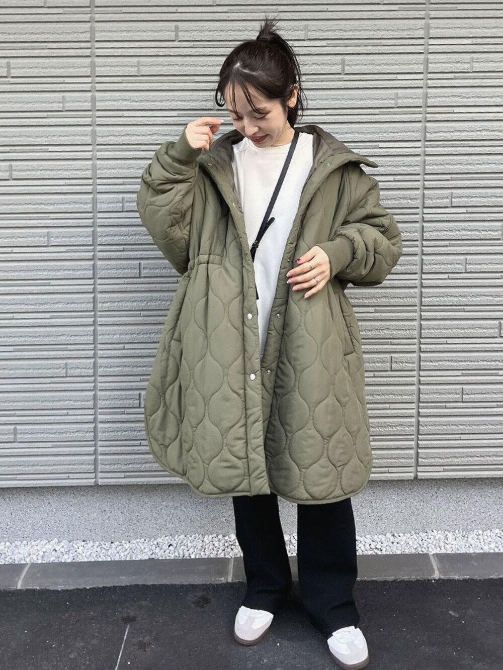 「reca、recaコーデ、reca_zozotown、冬コーデ、クリスマスに着たい服、マイベストコーデ2024、オトナカジュアル、おでかけコーデ、冬服、ゆるコーデ、大人女子、冬アウター、冬のコーデ、最近のいい感じコーデ、大人ガーリー」｜「recaの裏起毛ボンディングセミワイドリブパンツ（その他パンツ、ブラック系）」を使った、recastaffさん（レディース・158cm）の冬コーディネートの2枚目の写真