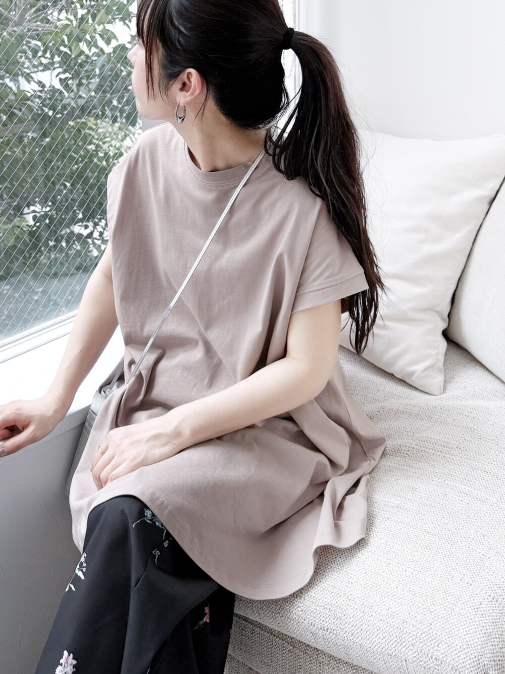 ブラック系のその他パンツ、ピンク系のTシャツ/カットソーを着用したレディースの春コーディネートの2枚目の写真