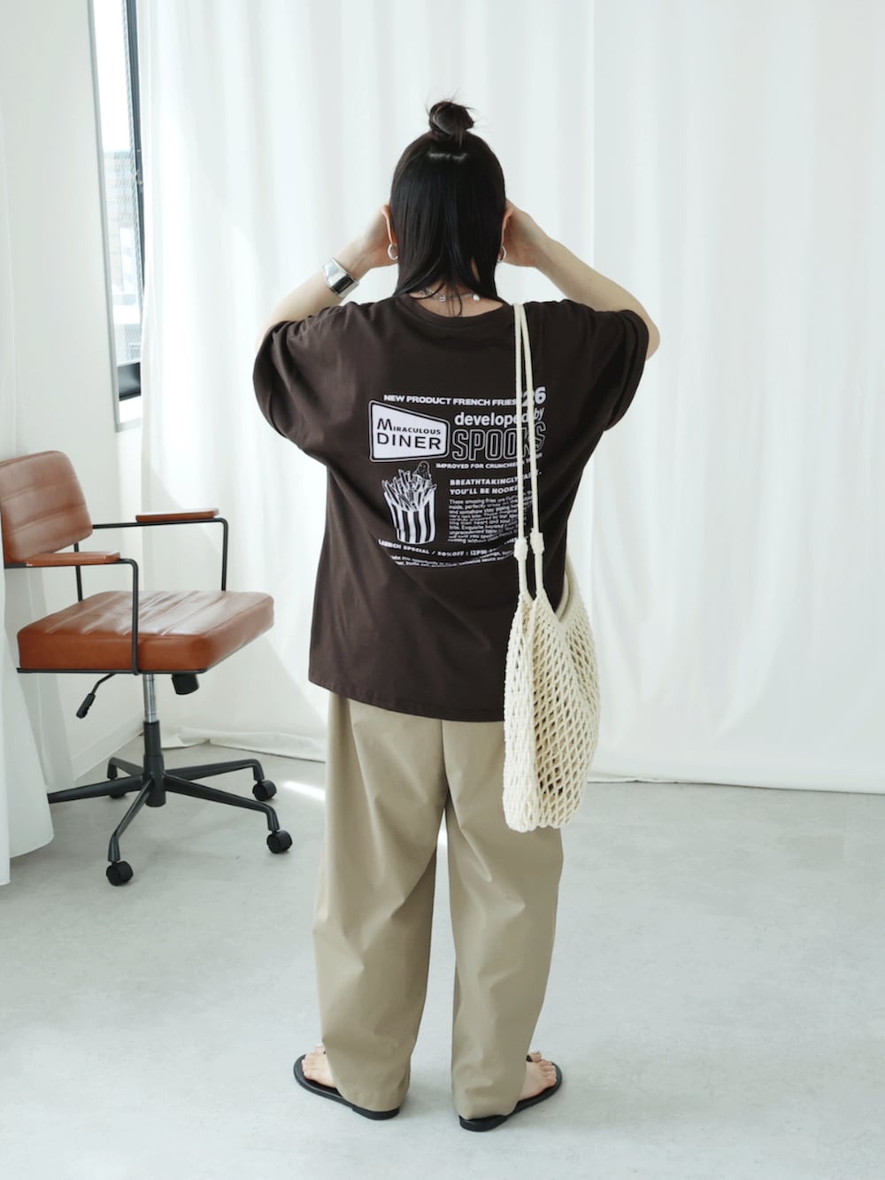 ブラウン系のTシャツ/カットソーを着用したレディースの夏コーディネートの2枚目の写真