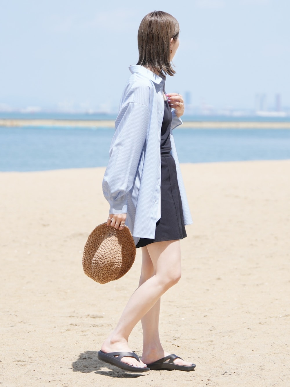 ブルー系のラッシュガードを着用したレディースの春コーディネートの2枚目の写真