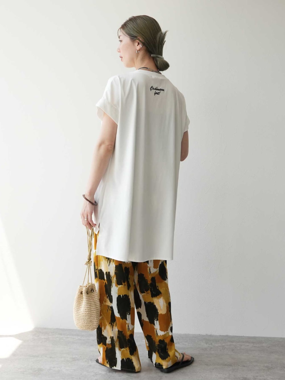 イエロー系のその他パンツ、ホワイト系のTシャツ/カットソーを着用したレディースの春コーディネートの2枚目の写真