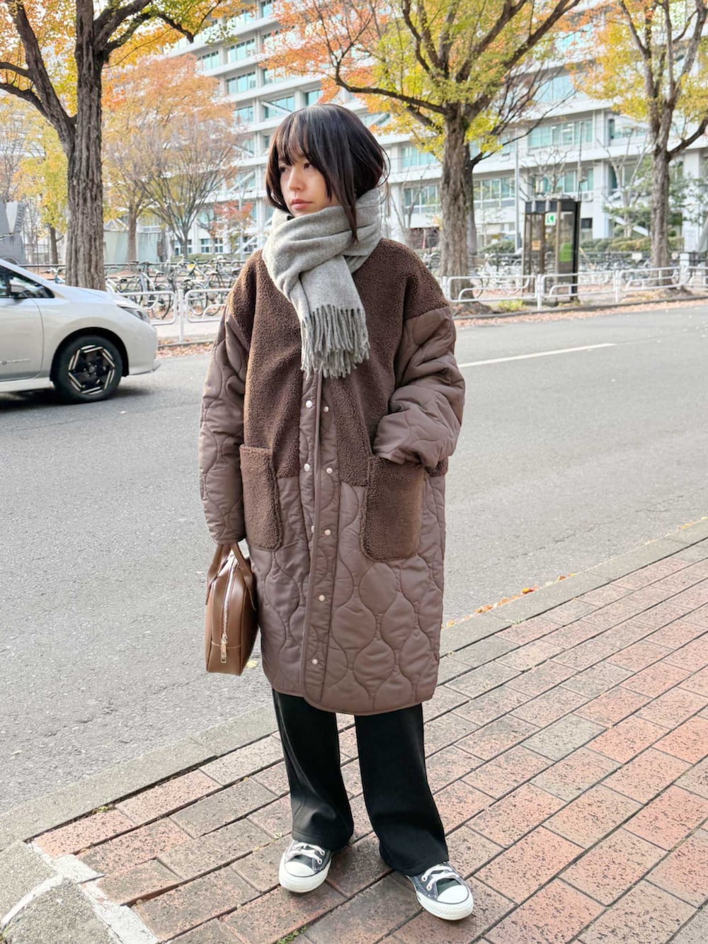 ブラック系のその他パンツ、ブラウン系のその他アウターを着用したレディースの冬コーディネートの2枚目の写真