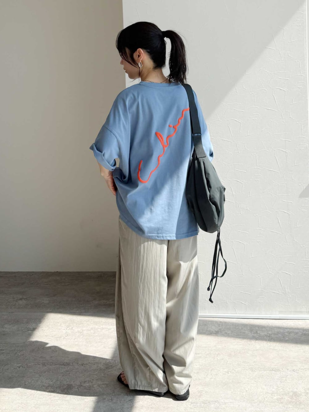 ブルー系のTシャツ/カットソー、ベージュ系のその他パンツを着用したレディースの春コーディネートの2枚目の写真