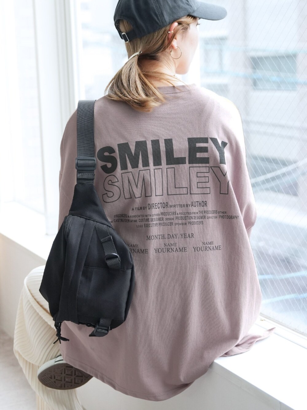 ホワイト系のその他パンツ、グレー系のTシャツ/カットソーを着用したレディースの夏コーディネートの2枚目の写真