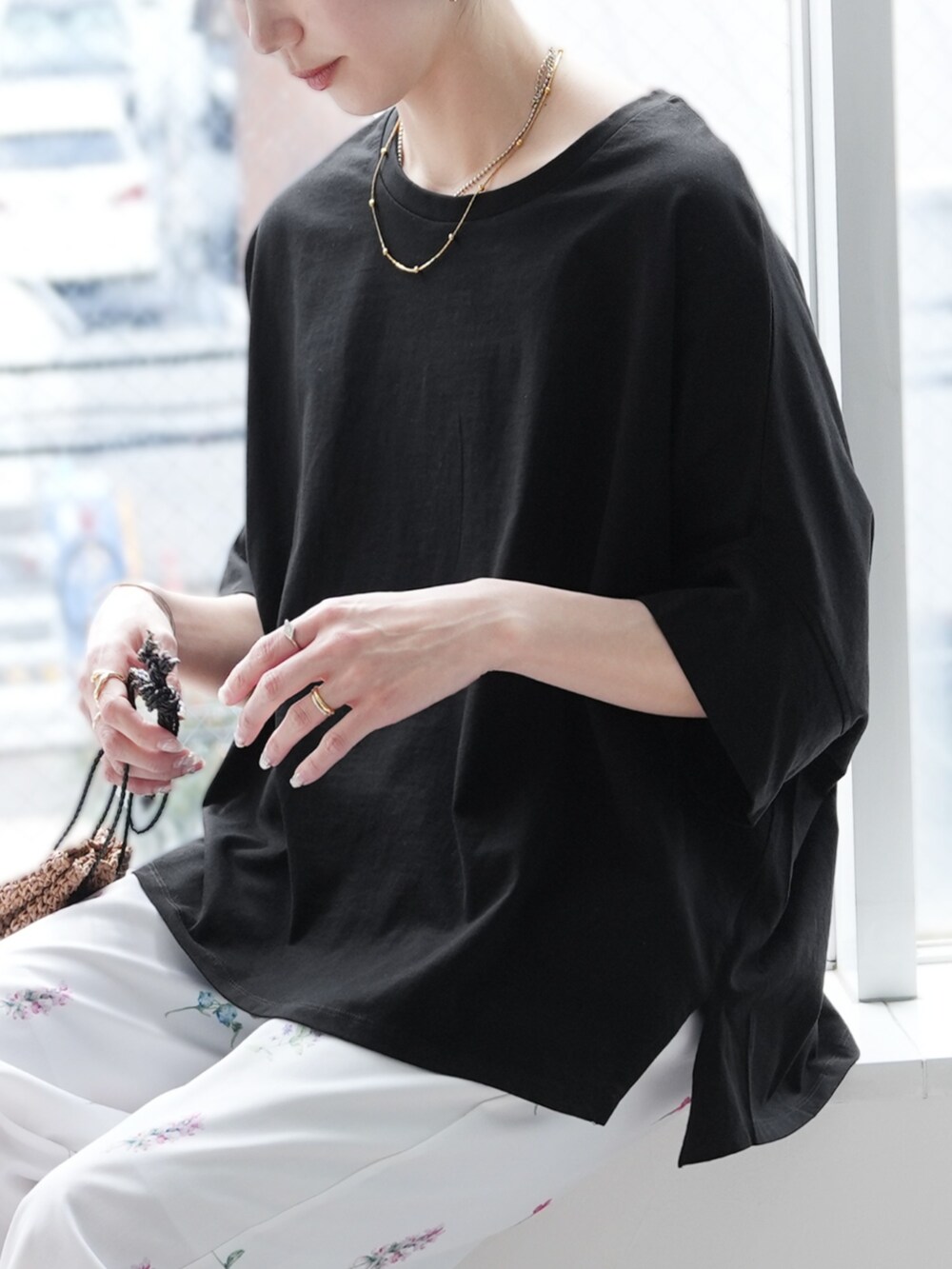 ブラック系のTシャツ/カットソー、ホワイト系のその他パンツを着用したレディースの春コーディネートの2枚目の写真