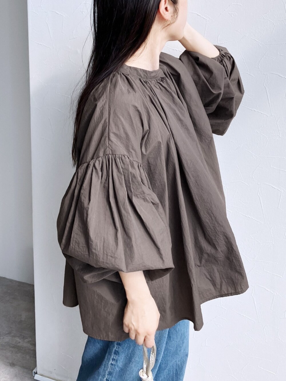 ブラウン系のシャツ/ブラウスを着用したレディースの夏コーディネートの2枚目の写真