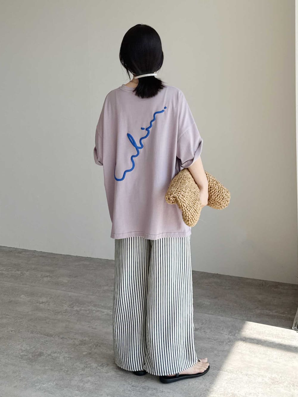 ブルー系のその他パンツ、ピンク系のTシャツ/カットソーを着用したレディースの春コーディネートの2枚目の写真