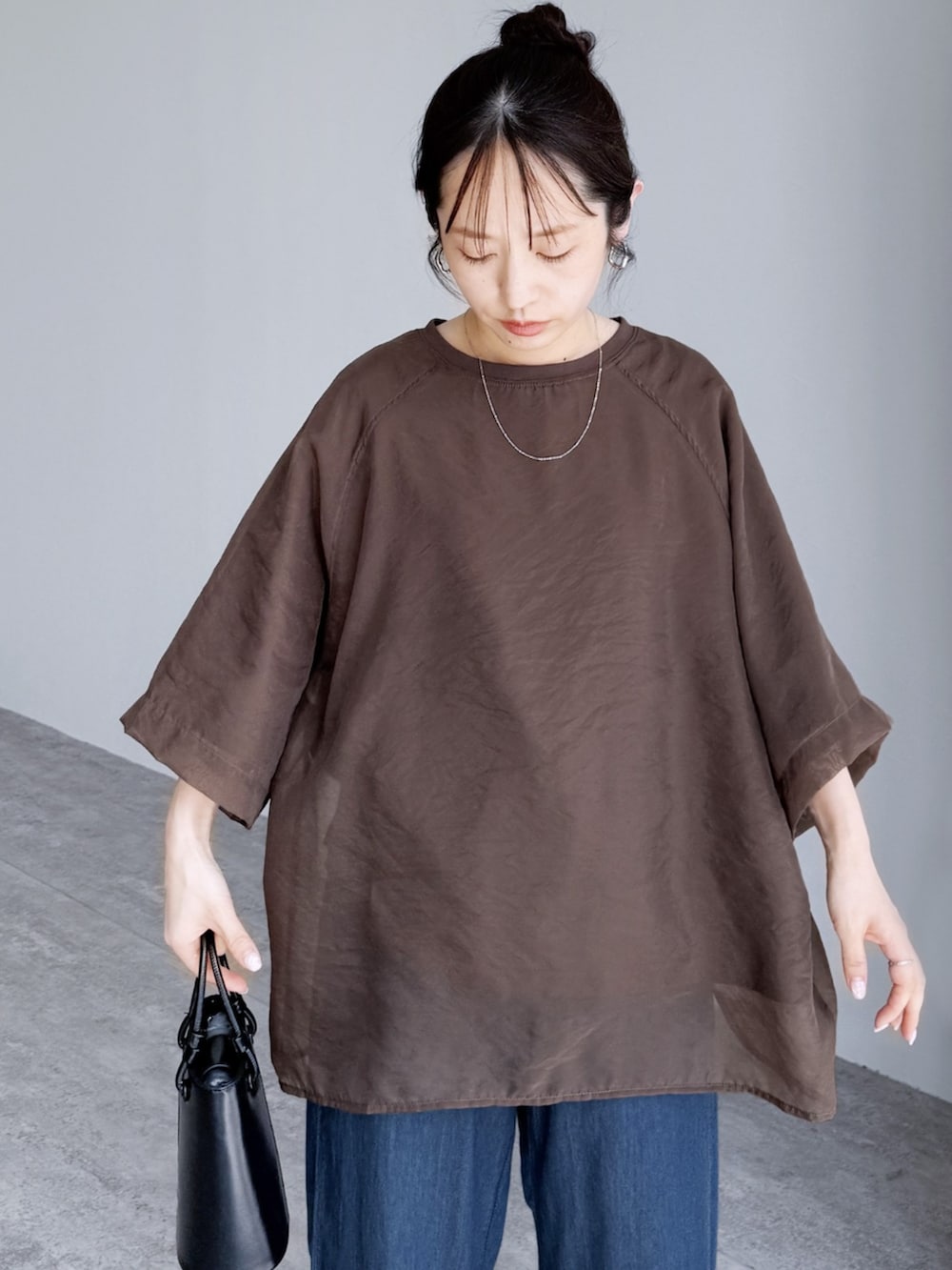 「reca、recaコーデ、reca_zozotown、デニム、夏ルックで気分アップ、カラーコーデ、テーマパークコーデ、シンプルコーデ、きれいめカジュアル、夏コーデ、シアートップス、お出かけコーデ、フェススタイル、レイヤードスタイル、ラクチンコーデ」｜「recaのタックデニムパンツ（デニムパンツ、ブルー系）」を使った、recastaffさん（レディース・154cm）の夏コーディネートの2枚目の写真