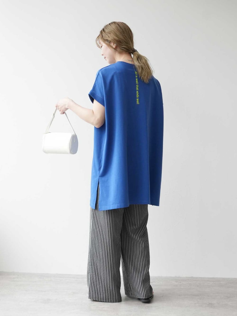 グレー系のその他パンツ、ブルー系のTシャツ/カットソーを着用したレディースの春コーディネートの2枚目の写真