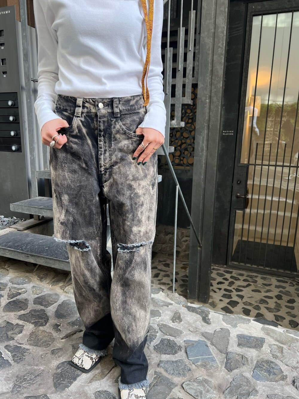 ブラック系のデニムパンツ、ホワイト系のTシャツ/カットソーを着用したレディースの冬コーディネートの5枚目の写真