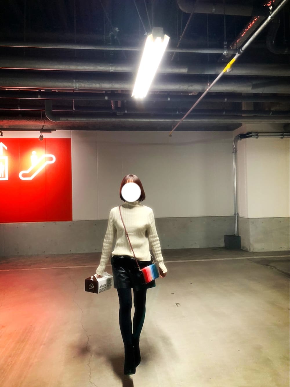 ホワイト系のニット/セーター、ブラック系のその他パンツ、ブラック系のブーツを着用したレディースの冬コーディネートの2枚目の写真