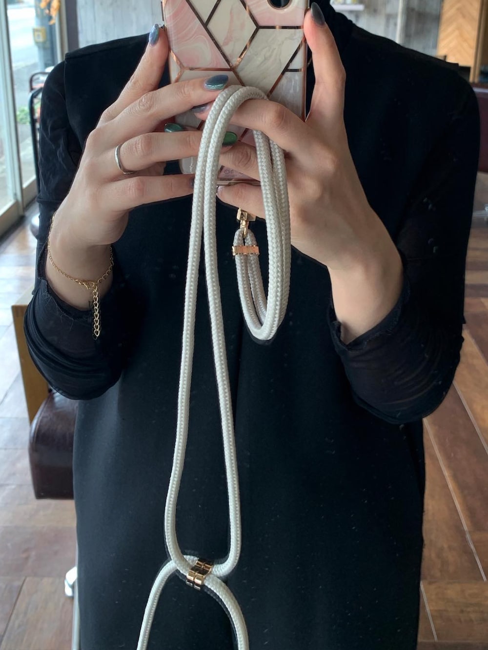 ブラック系のブーツ、ブラック系のTシャツ/カットソー、ゴールド系のイヤーカフを着用したレディースの夏コーディネートの3枚目の写真