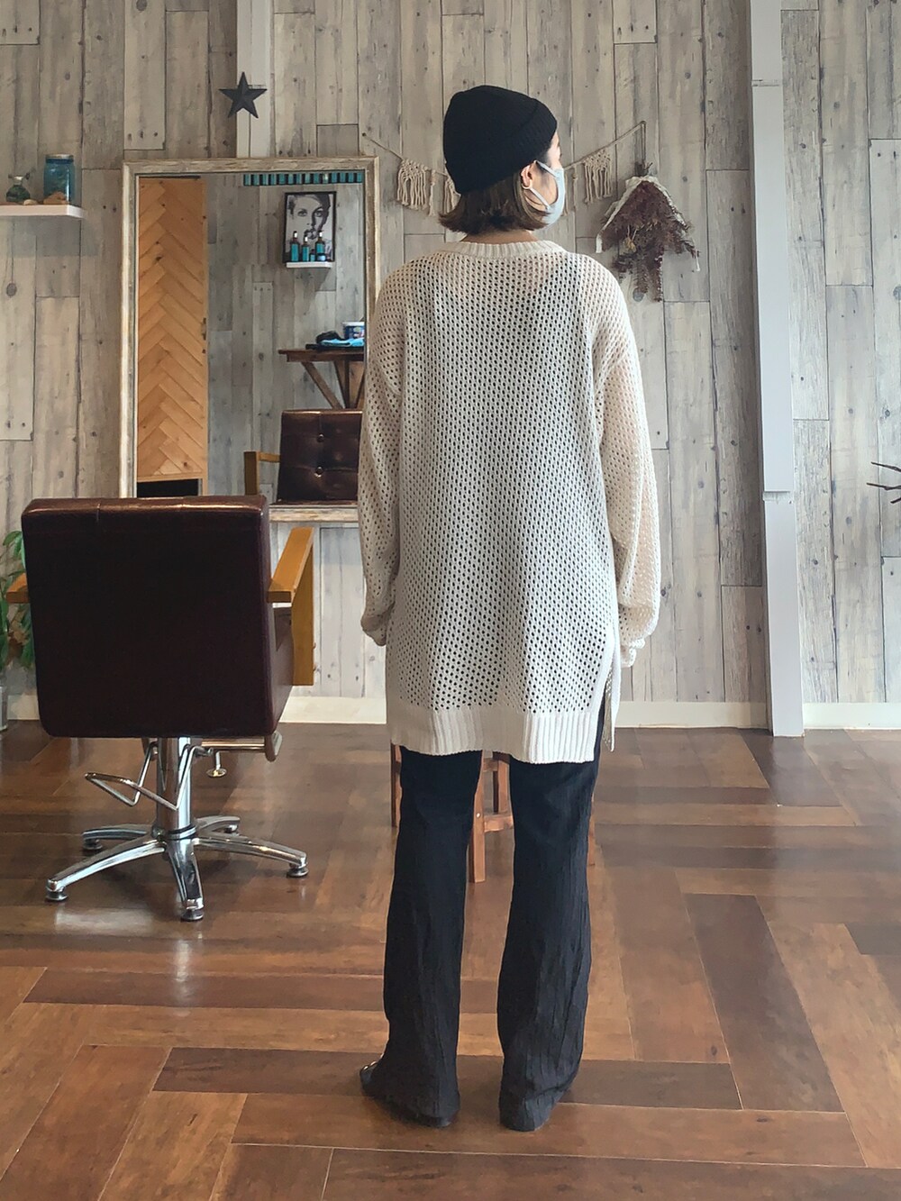 ベージュ系のトップス、ブラック系のその他パンツ、ブラック系のシューズを着用したレディースの夏コーディネートの2枚目の写真