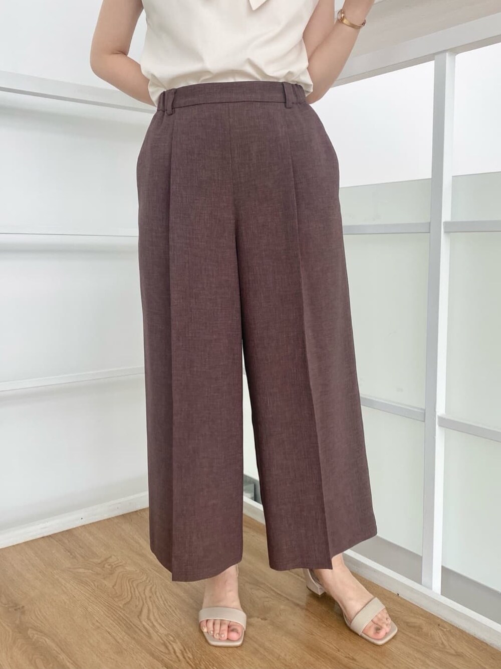 ベージュ系のシャツ/ブラウス、ブラウン系のその他パンツ、ベージュ系のサンダルを着用したレディースの夏コーディネートの9枚目の写真