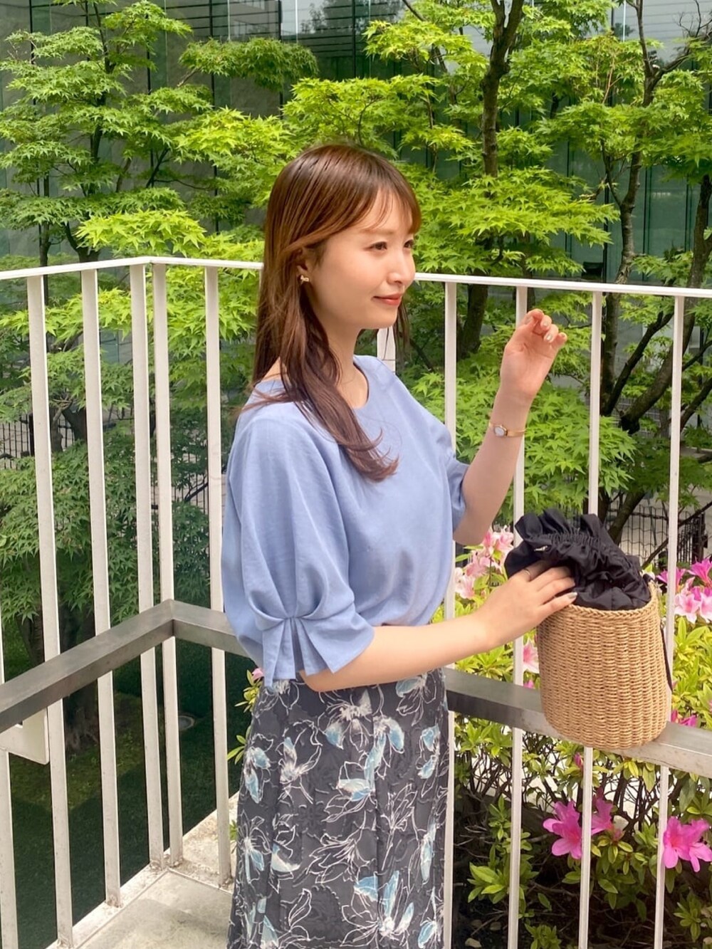 ブルー系のシャツ/ブラウス、グレー系のスカート、ブラック系のサンダルを着用したレディースの夏コーディネートの7枚目の写真