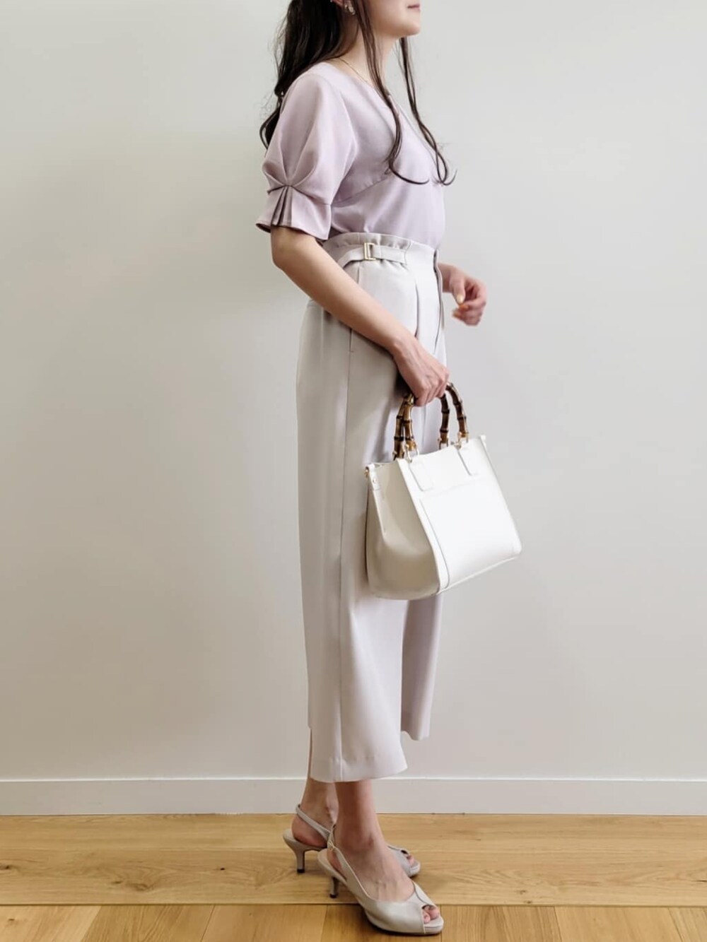 ピンク系のシャツ/ブラウス、グレー系のその他パンツ、ホワイト系のトートバッグを着用したレディースの夏コーディネートの2枚目の写真