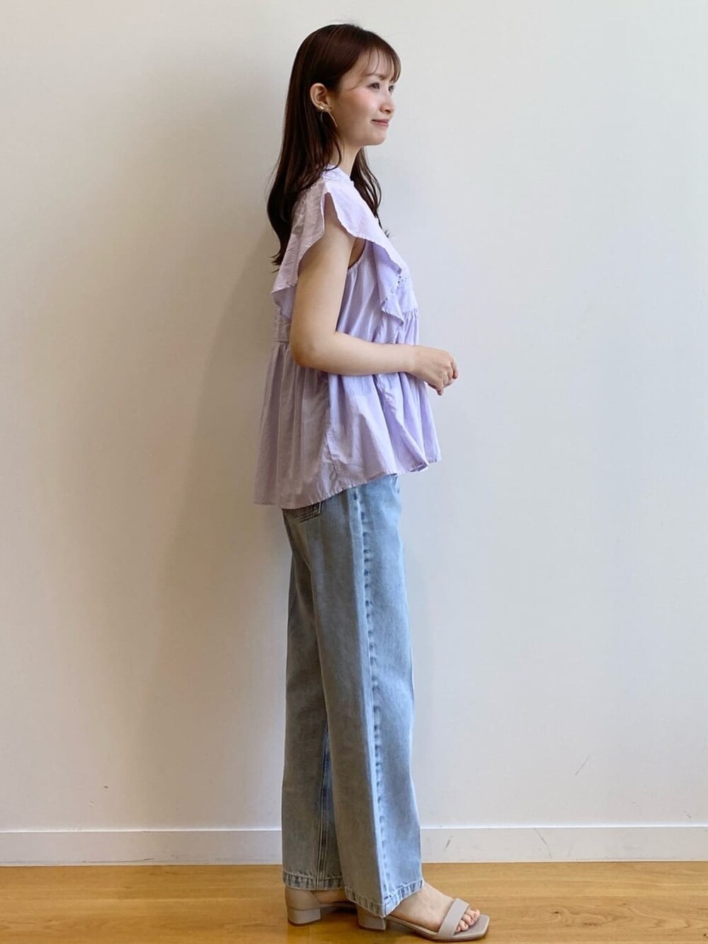 パープル系のシャツ/ブラウス、ブルー系のデニムパンツ、ベージュ系のサンダルを着用したレディースの夏コーディネートの2枚目の写真