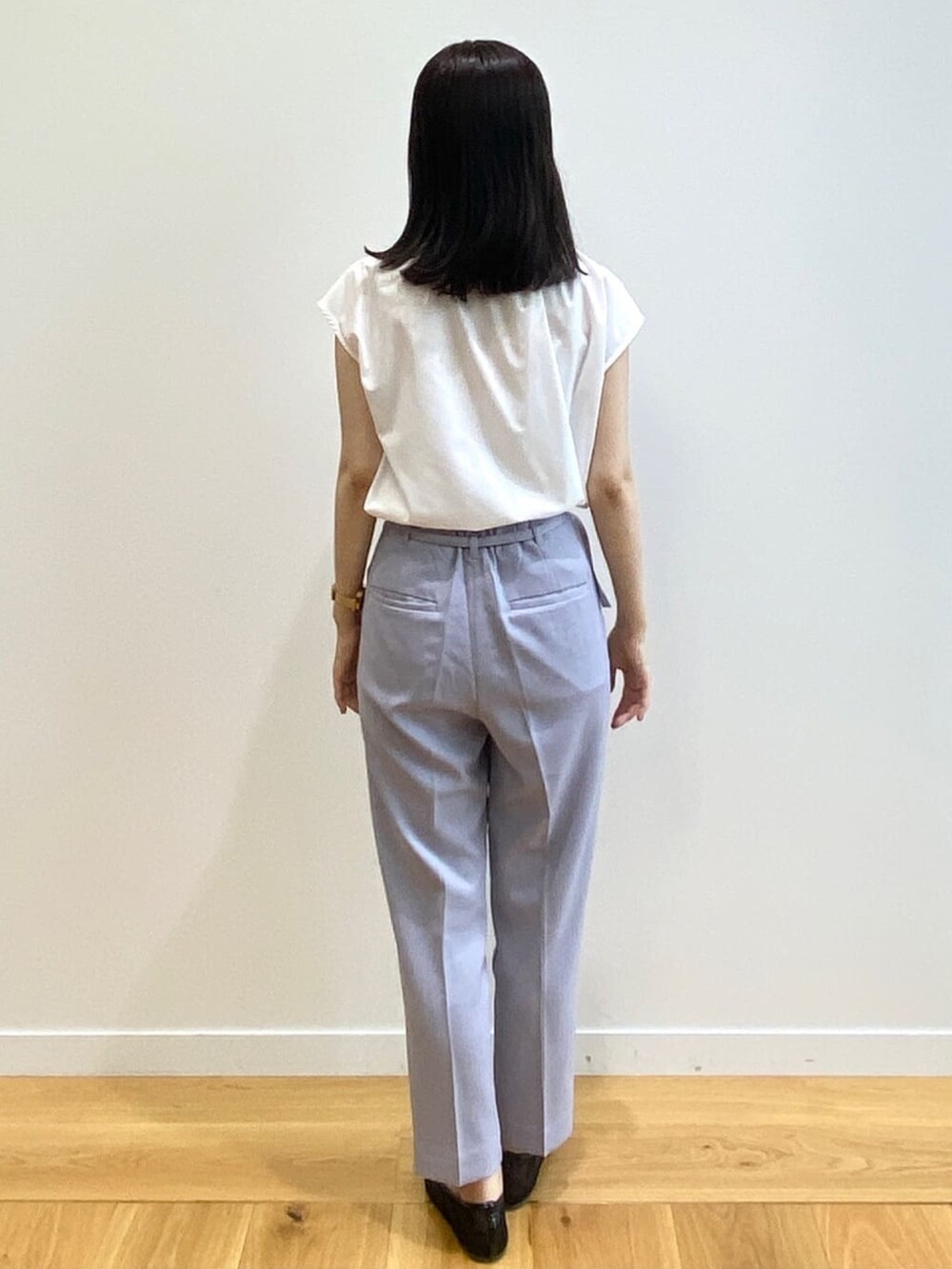 ブルー系のその他パンツ、ホワイト系のシャツ/ブラウス、ブラック系のその他シューズを着用したレディースの夏コーディネートの3枚目の写真